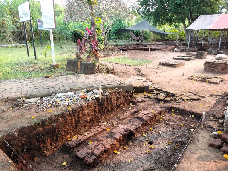 PENINGGALAN KUNO: Tampak struktur saluran air yang ditemukan di area menyerupai Surya Majapahit di Situs Klinterejo, Desa Klinterejo, Kecamatan Sooko.
