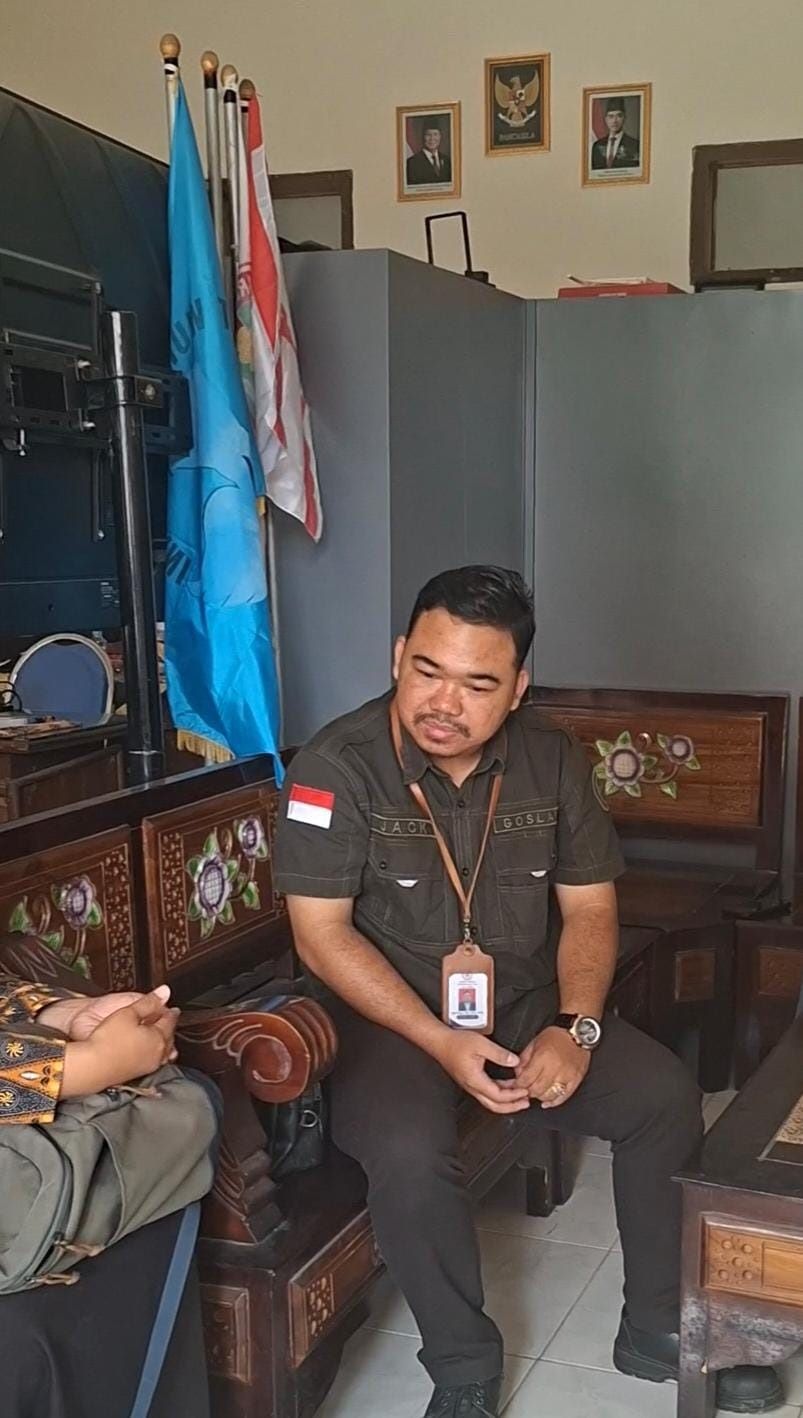 BERI ATENSI: Sekjen Komnas PA Jatim Jaka Prima mendatangi SDN tempat kasus pencabulan di Kecamatan Magersari, Kota Mojokerto, kemarin (7/8).