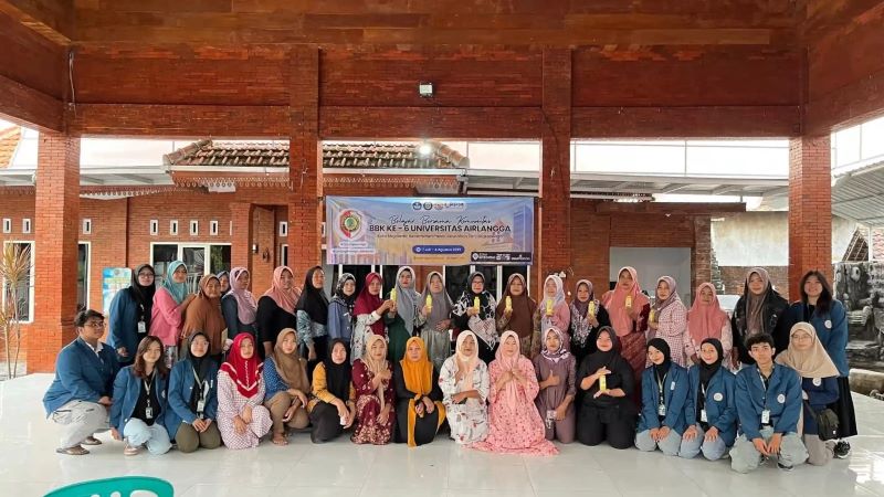 DIBERDAYAKAN: Warga Desa Tanjungkenongo, Kecamatan Pacet, belajar membuat susu jagung bersama mahasiswa Unair Surabaya.