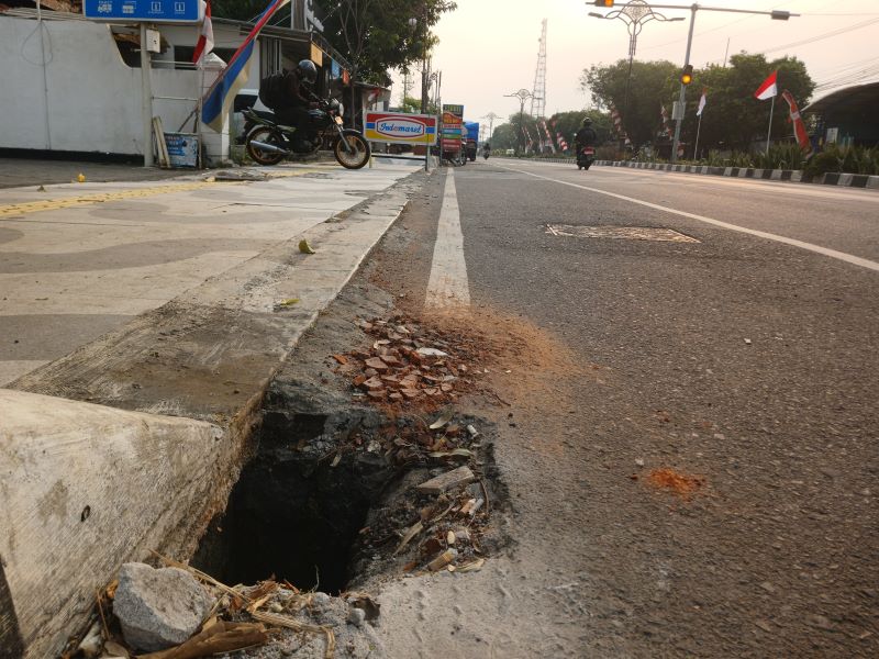 LENYAP: Kondisi lubang saluran air di Jalan Empunala, Kota Mojokerto, yang melompong lantaran besi penutupnya dicuri, kemarin (7/8).