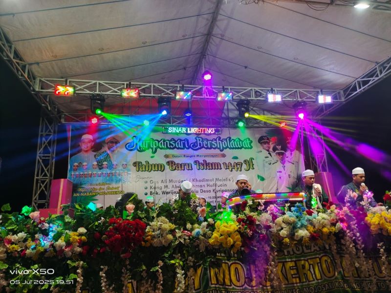 KHIDMAT: Grup An Nabawy sedang tampil di acara Kuripansari Bersholawat bulan lalu.