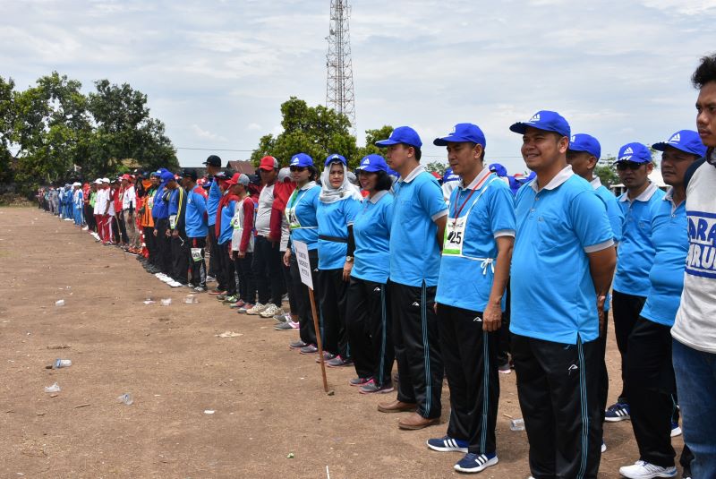 GARIS START: Peserta Gerak Jalan Mojosari-Mojokerto berbaris sebelum diberangkatkan.