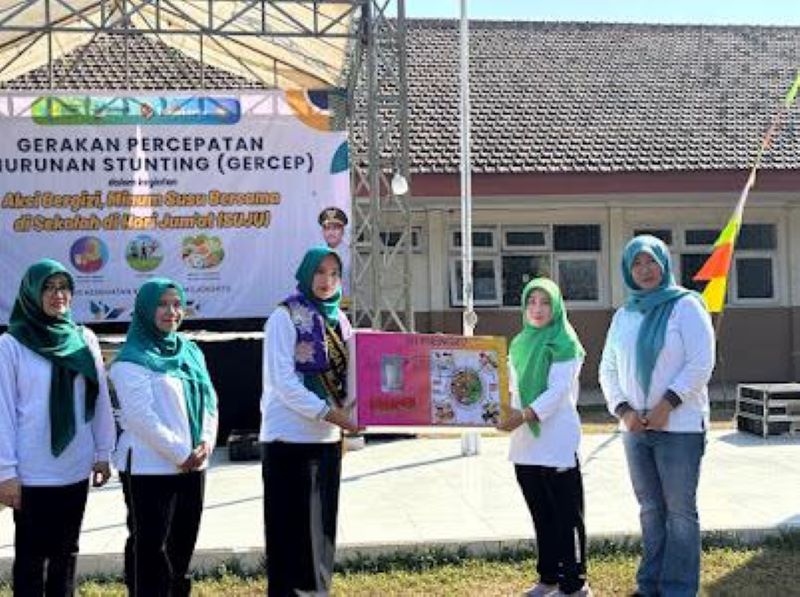 SERENTAK: Ketua TP PKK Kabupaten Mojokerto Shofiya Hanak Albarra bersama Kepala SMPN 1 Ngoro Sri Indayani secara simbolis membuka gercep stunting lewat aksi Suju.