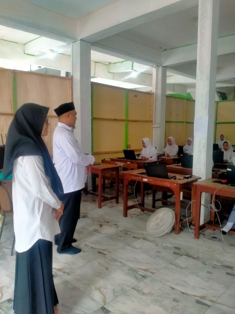 SEDIKIT: Siswa MA Mamba&rsquo;ul Ikhsan mengikuti pelaksanaan ANBK secara online, Senin (4/8) lalu.