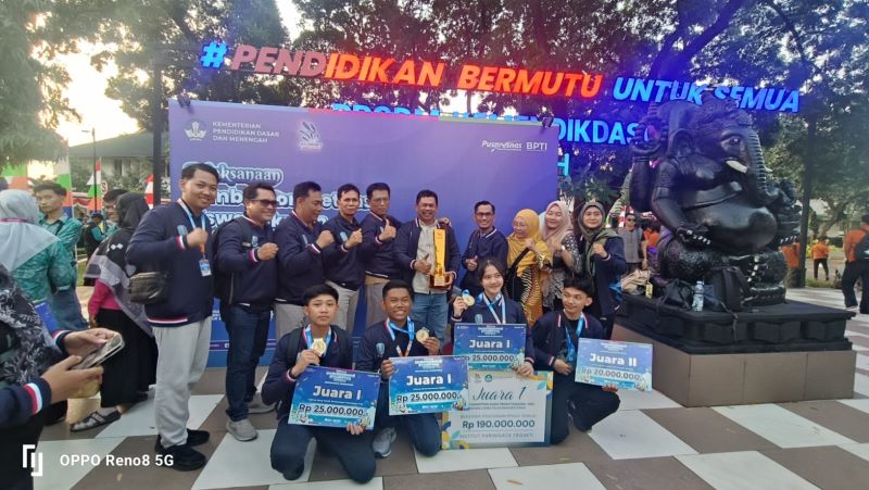 PANEN PRESTASI: Kacabdindik Wilayah Kabupaten-Kota Mojokerto Mudianto hadir memberikan apresiasi kepada siswa peraih medali usai perolehan juara LKS Dikmen Nasional Senin, (28/7) lalu.