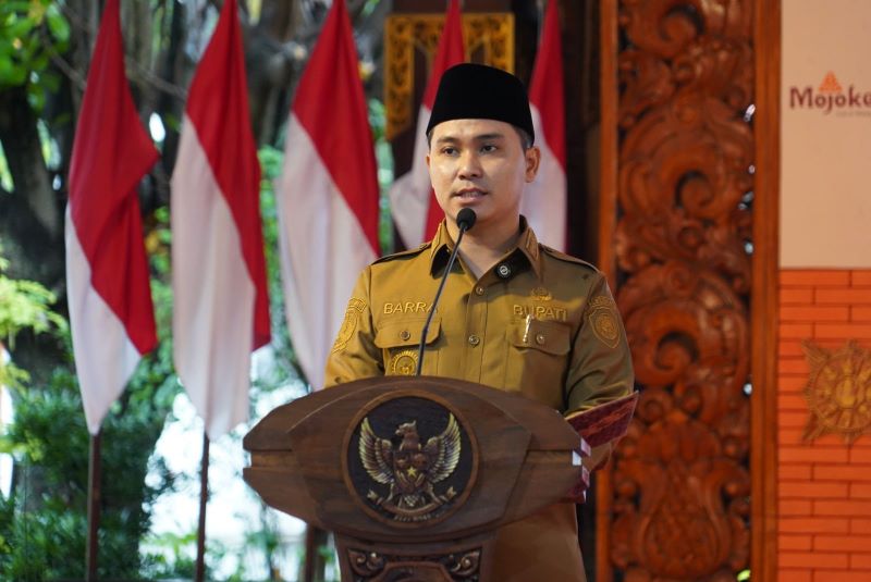 PEMERATAAN: Bupati Mojokerto Muhammad Albarraa memberikan arahan dan secara simbolis menyalurkan BK desa bersifat khusus kepada puluhan desa di Pendapa Graha Majatama, Pemkab Mojokerto, 26 Mei lalu.