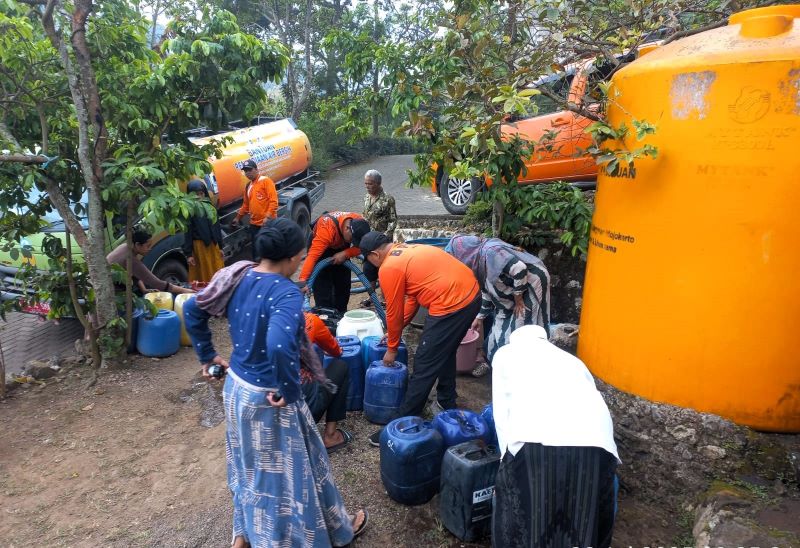 NGANGSU: Warga Desa Kunjorowesi, Kecamatan Ngoro, terdampak bencana kekeringan tahunan mengambil air bersih yang disuplai Pemkab Mojokerto.