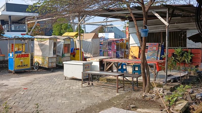 DISELIDIKI: Warung di sudut Jalan Benteng Pancasila, Kota Mojokerto, yang diduga menjadi tempat mabuk berujung tewas, kemarin (8/8).