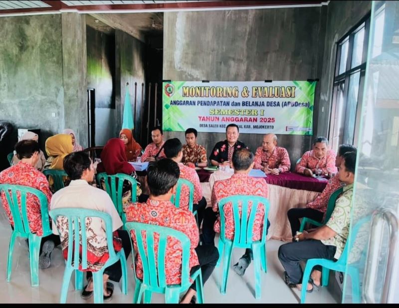 PENGAWASAN: Pemdes Salen, Kecamatan Bangsal, menggelar kegiatan monitoring dan evaluasi realisasi APBDes semester satu, Kamis (7/8).