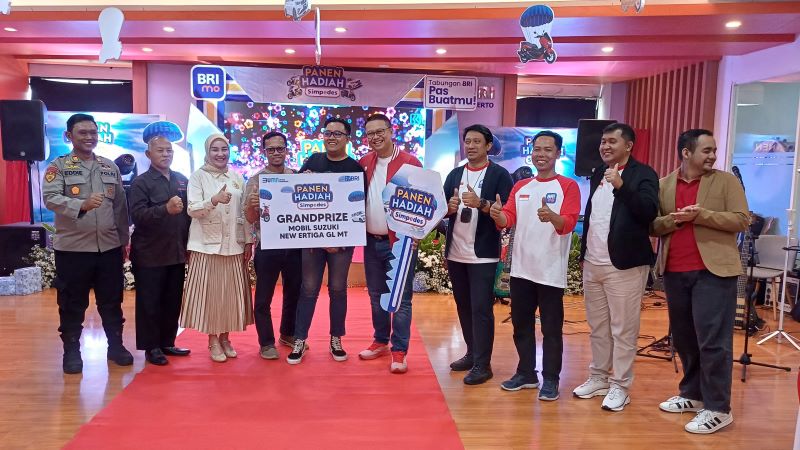 SIMBOLIS: Ryan Kosasih Raharja, Pemimpin BRI Cabang Mojokerto secara simbolis memberikan MOP kunci mobil Ertiga kepada perwakilan BRI unit Pungging.