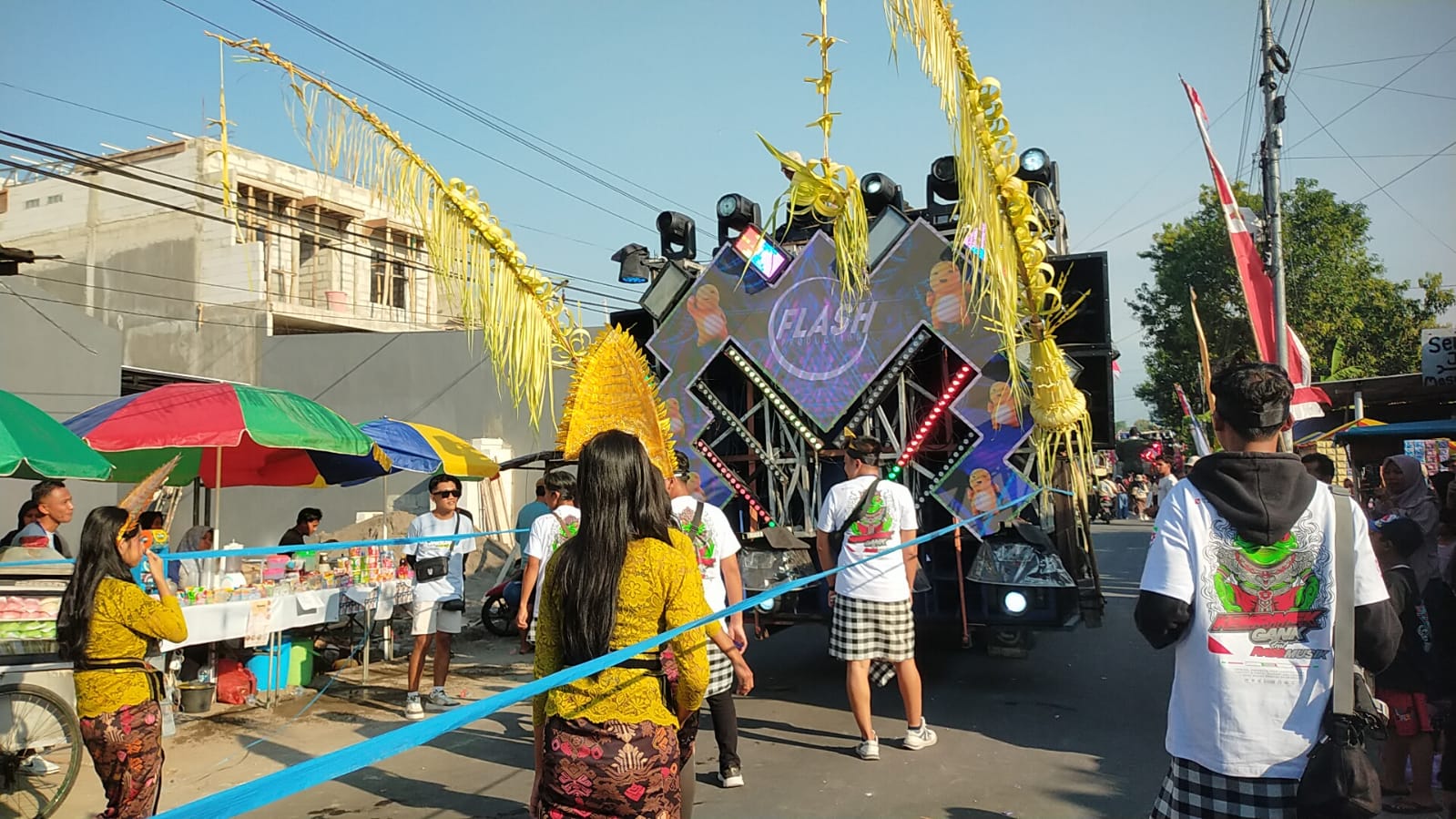 MASIH DIMINATI: Pawai karnaval Agustusan di Desa Kintelan yang mendatangkan puluhan kendaraan sound horeg, kemarin (9/8).
