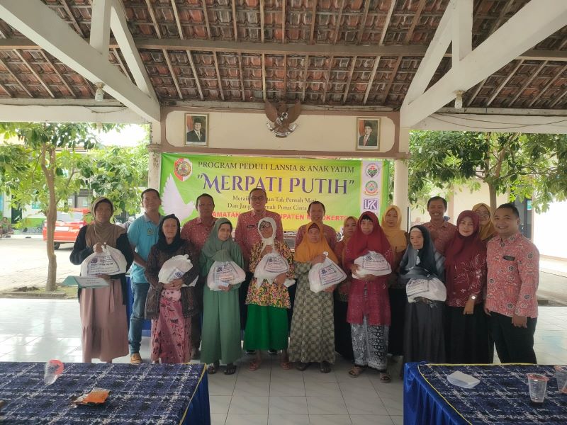 KOLABORASI: Pemdes Kupang menyalurkan bantuan kepada lansia melalui program Merpati Putih. Kegiatan ini kolaborasi BUMDesma dan Kecamatan Jetis untuk tingkatkan kesejahteraan masyarakat.