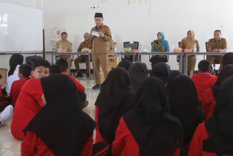 TILIK KBM: Bupati Mojokerto Muhammad Albarraa saat menggelar sidak pelaksanaan sistem pembelajaran di Sekolah Rakyat, di Jalan Raya Desa Kemantren, Kecamatan Gedeg, kemarin (11/8).