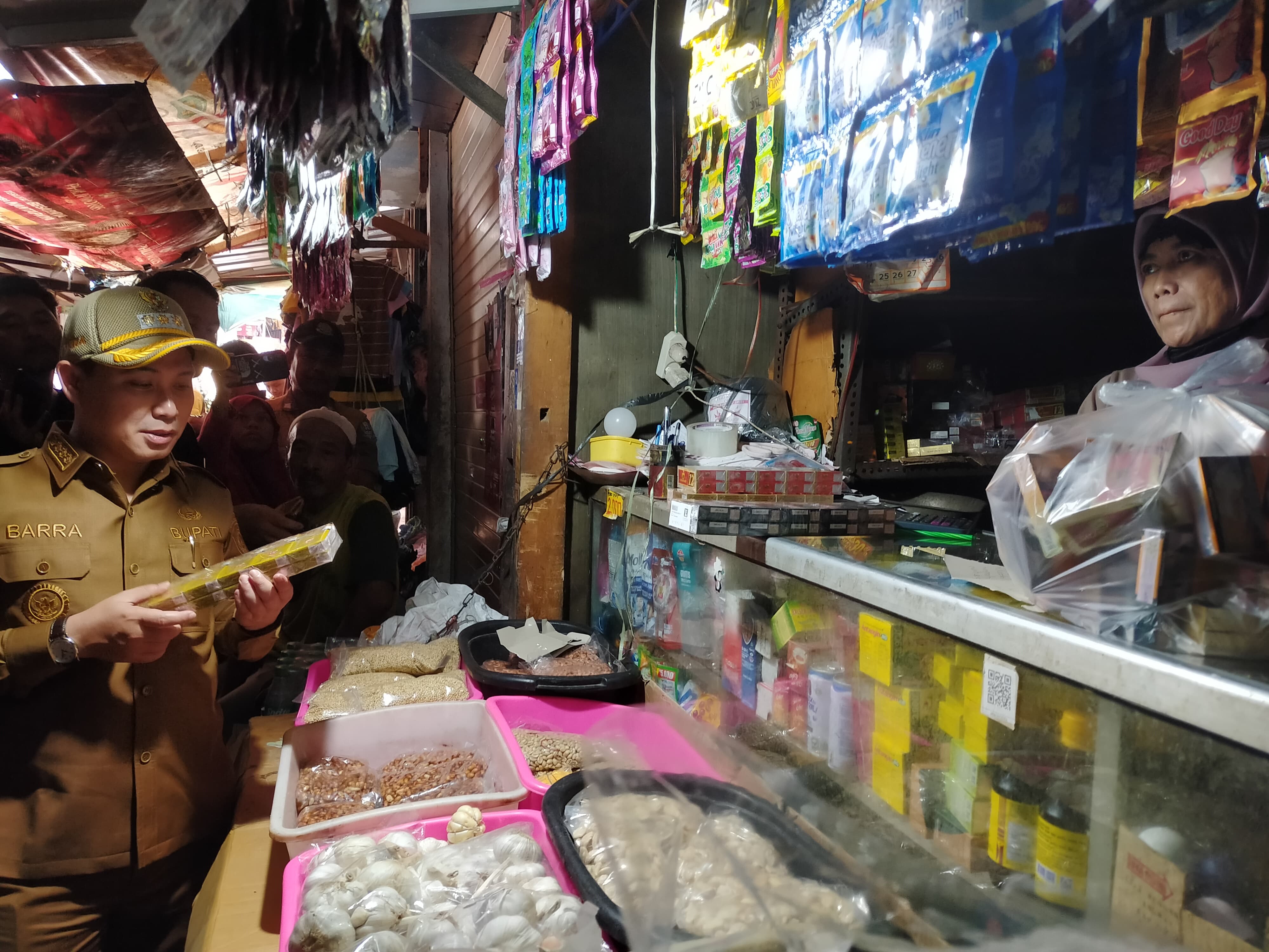 INSPEKSI: Bupati Mojokerto Muhammad Albarraa bersama Forkopimda mengecek produk rokok yang dijual di salah satu kios Pasar Pandan, Kecamatan Pacet, Senin (11/8).