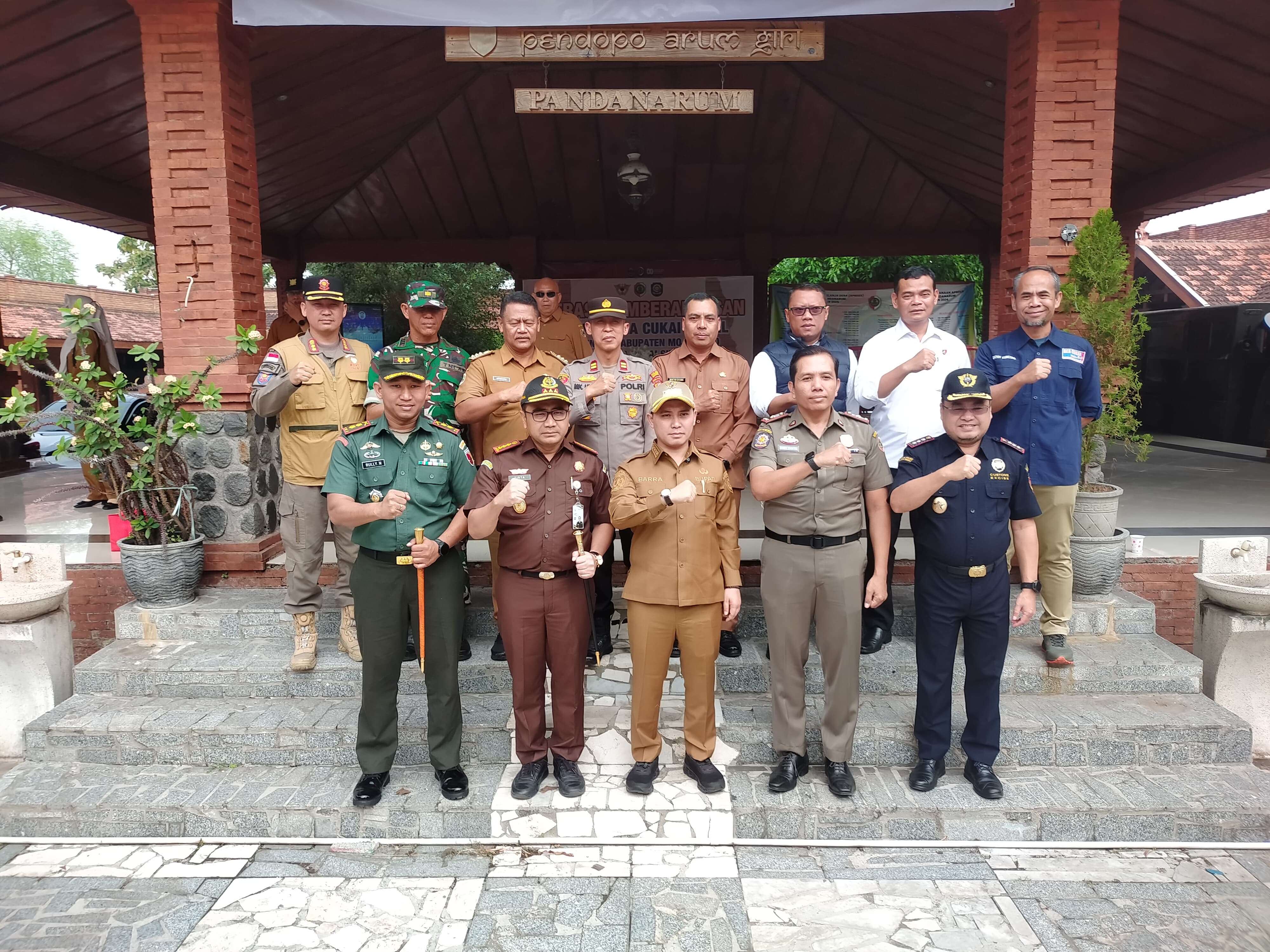 KOLABORASI: Bupati Mojokerto Muhammad Al Barra bersama forkopimda dan Kantor Bea Cukai Sidoarjo, foto bersama dalam gelaran sidak di Pasar Pandan, Senin (11/8).