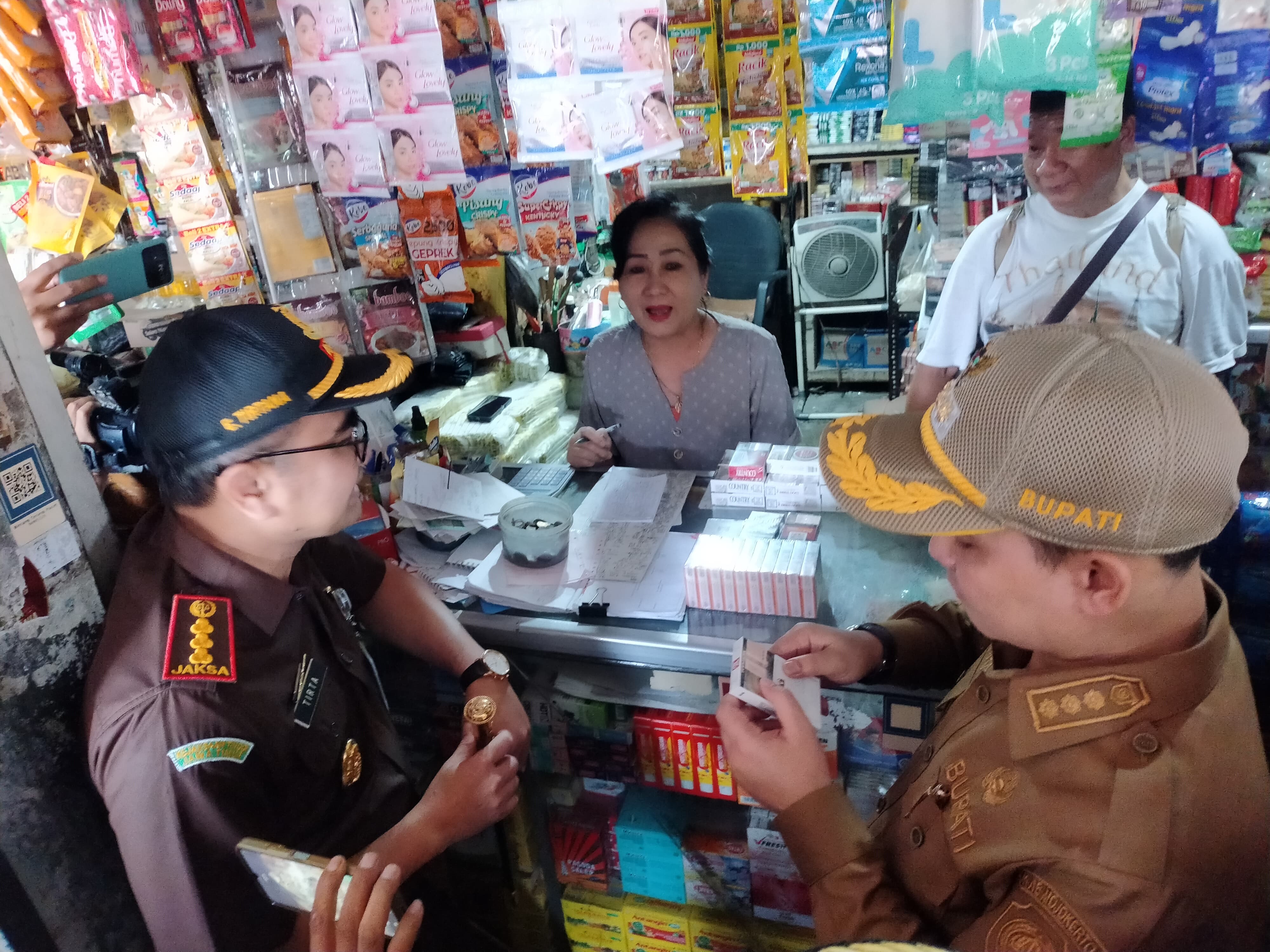 INSPEKSI: Bupati Mojokerto Muhammad Albarraa bersama Forkopimda mengecek produk rokok yang dijual di salah satu kios Pasar Pandan, Kecamatan Pacet, Senin (11/8).