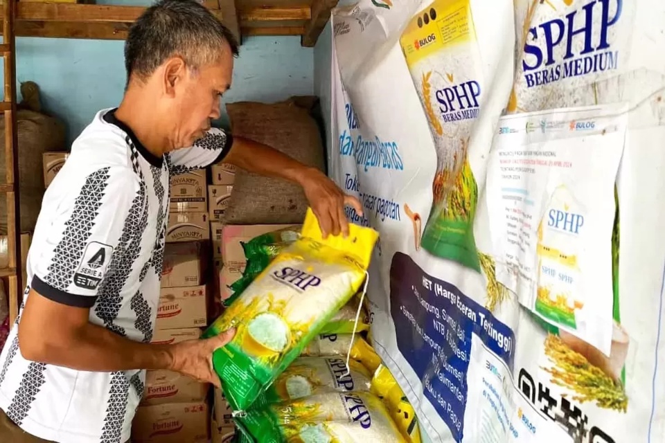 Ilustrasi pedagang beras tengah menata beras yang siap dijual ke konsumen. (Istimewa)