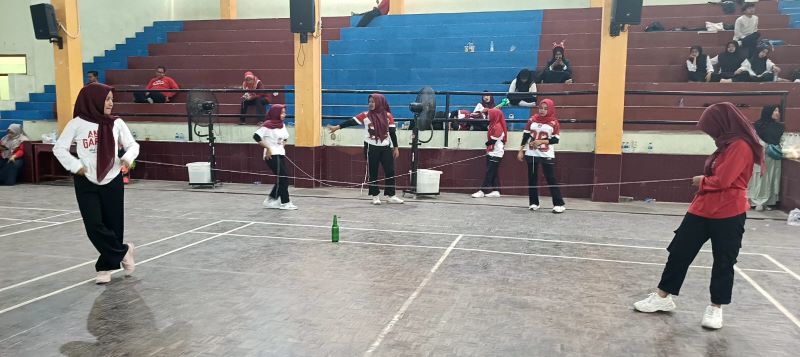 ADU KETANGKASAN: Lomba memasukkan paku dalam botol menjadi salah satu jenis perlombaan yang digelar panitia dalam rangka memperingati HUT ke-80 Kemerdekaan Republik Indonesia.