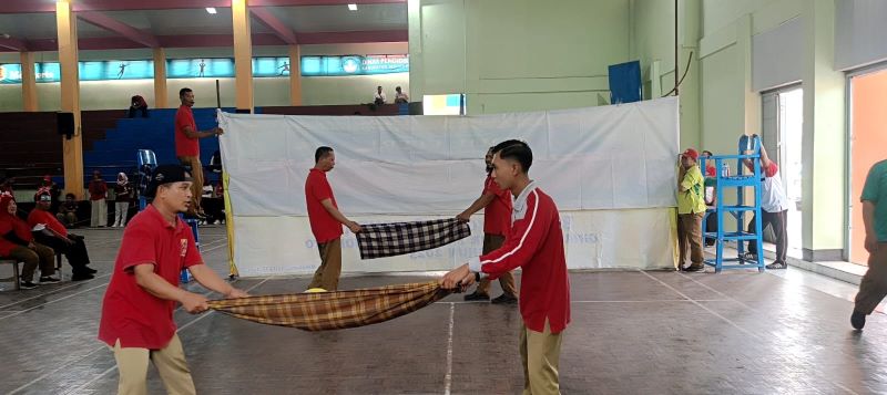 SEMARAK: Lomba bola voli sarung dalam rangka memperingati HUT ke-80 Kemerdekaan RI yang dipusatkan di GOR Dinas Pendidikan Kabupaten Mojokerto, kemarin (11/8).