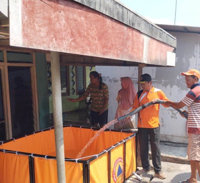 KRISIS AIR: BPBD Kabupaten Mojokerto menyalurkan bantuan air bersih di Dusun Tempuran, Desa Simongagrok, Kecamatan Dawarblandong, September 2024.