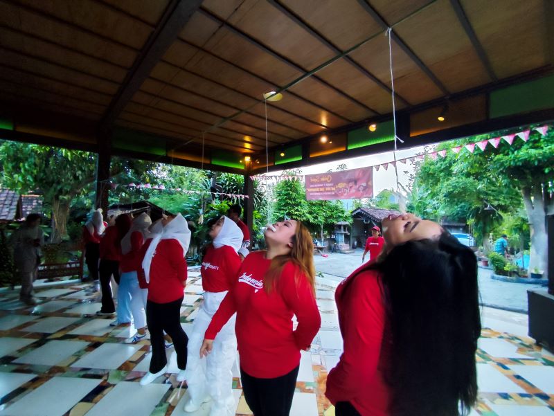 SERU DAN ASYIK: Emak-emak Golden Squad mengikuti lomba makan kerupuk, di Warung Rakyat, Kecamatan Sooko, Senin (11/8).