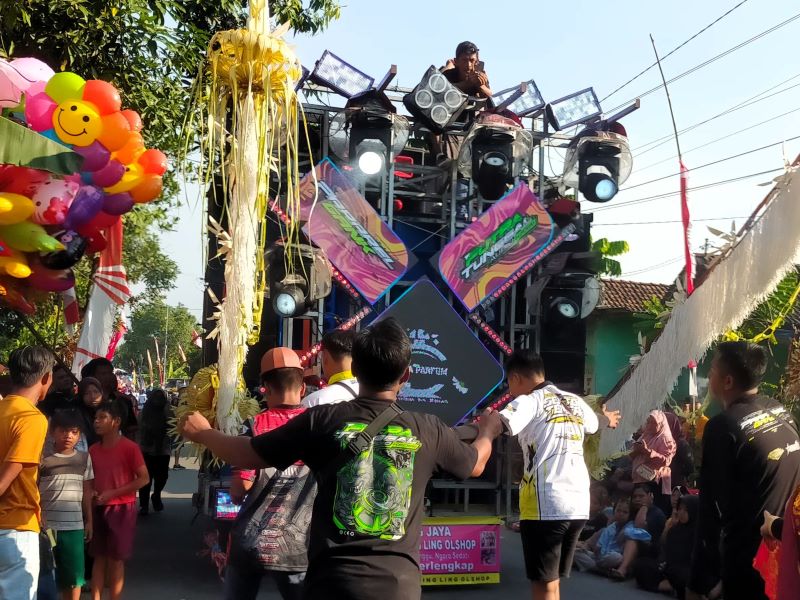 AUDIO JUMBO: Warga melibatkan perangkat sound horeg dalam pawai karnaval HUT RI ke-80 di Desa Kintelan, Kecamatan Puri, Sabtu (9/8).