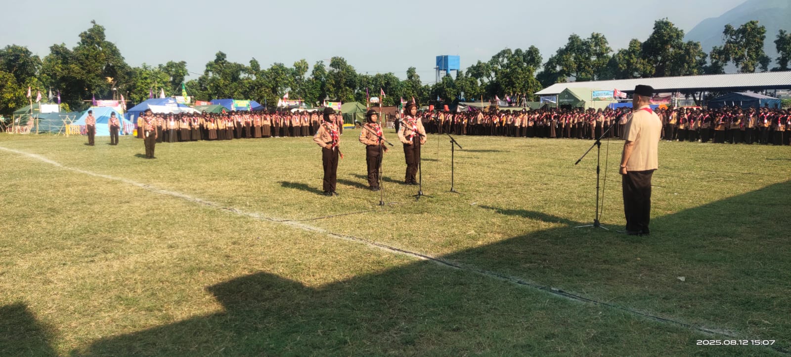 PRAJA MUDA KARANA: Pembukaan Jambore Ranting Pramuka se-Kecamatan Ngoro di bumi perkemahan Desa Kembangsri, Kecamatan Ngoro, Selasa (12/8).