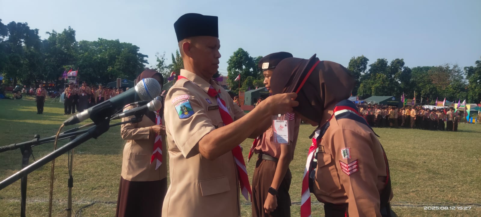 PRAJA MUDA KARANA: Pembukaan Jambore Ranting Pramuka se-Kecamatan Ngoro di bumi perkemahan Desa Kembangsri, Kecamatan Ngoro, Selasa (12/8).