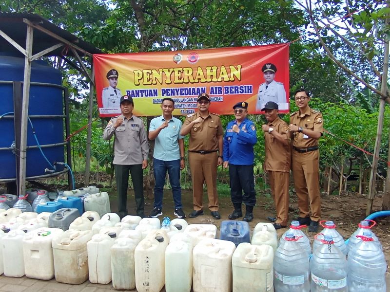 PEMERINTAH HADIR: Wakil Bupati Mojokerto M. Rizal Oktavian didampingi Kepala BPBD Yo&rsquo;ie Afrida Soesetyo Djati menyalurkan air bersih kepada warga terdampak kekeringan di Desa Kunjorowesi, Ngoro.