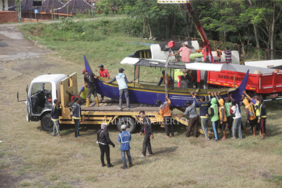 DIEVAKUASI: Perahu di bantaran sungai Ngotok kawasan Taman Bahari Mojopahit (TBM), Kelurahan Blooto, Kecamatan Prajurit Kulon, Kota Mojokerto dipindah, Rabu (13/8).