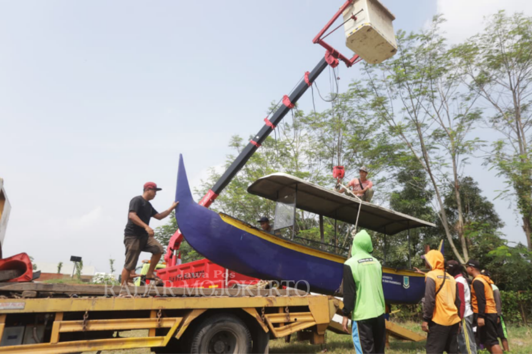 DIEVAKUASI: Perahu di bantaran sungai Ngotok kawasan Taman Bahari Mojopahit (TBM), Kelurahan Blooto, Kecamatan Prajurit Kulon, Kota Mojokerto dipindah, Rabu (13/8).