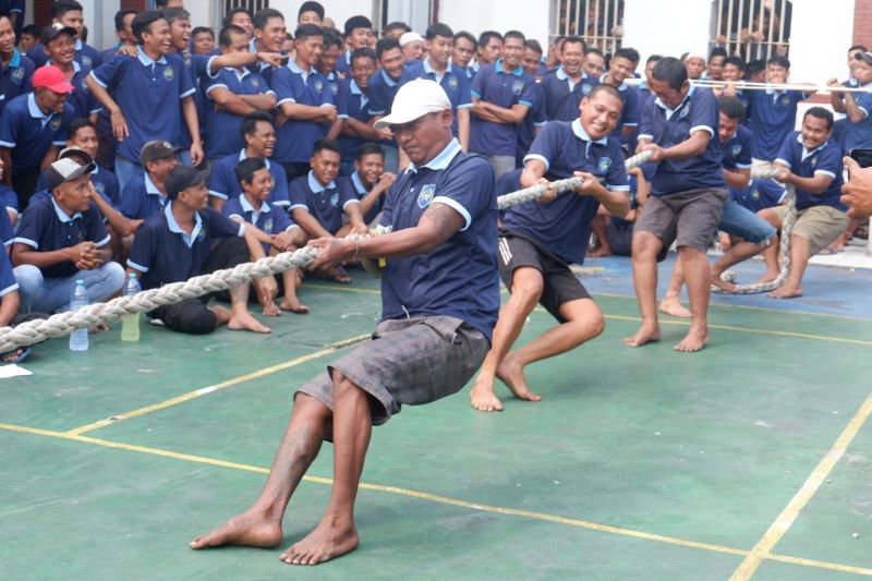 MERIAH: Warga binaan Lapas Kelas IIB Mojokerto mengikuti lomba tarik tambang memperingati HUT Ke-80 RI, Jumat (8/8).
