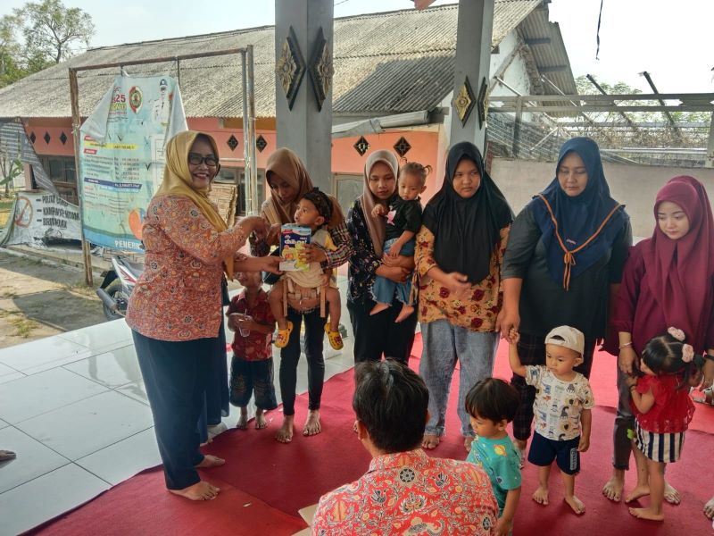 PEDULI: Kepala Desa Ngrowo, Siti Maidah SH setiap pertemuan memberikan susu dan vitamin ke peserta sewaktu acara sosialisasi terkait stunting di Balai Desa Ngrowo.