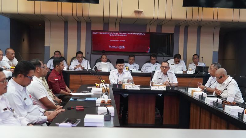 KOMITMEN ANTI KORUPSI: Bupati Muhammad Albarraa memberikan arahan kepada para kepala perangkat daerah agar pegang teguh komitmen wujudkan birokrasi berintegritas di lingkungan Pemkab Mojokerto.