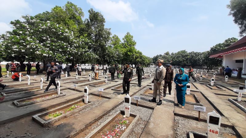 KENANG PERJUANGAN: Kegiatan tabur bunga saat memperingati Hari Pahlawan di Taman Makam Pahlawan (TMP) Gajah Mada, Kota Mojokerto, tahun lalu.