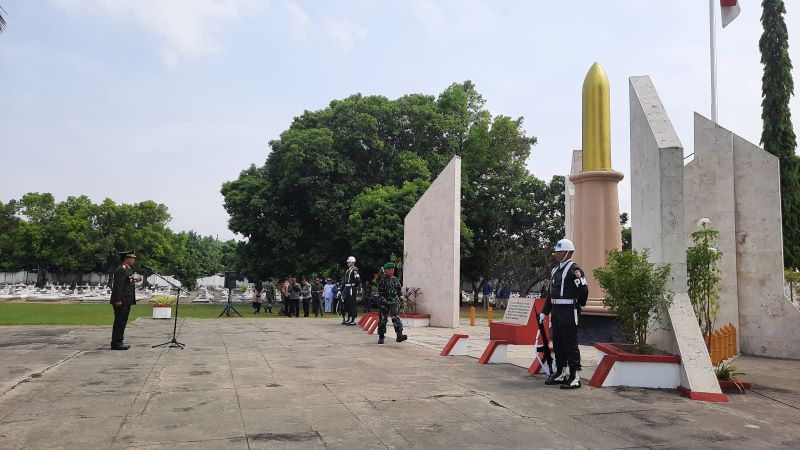 TETENGER: Monumen tugu peluru yang berada di kompleks Taman Makam Pahlawan (TMP) Gajah Mada, Kota Mojokerto.