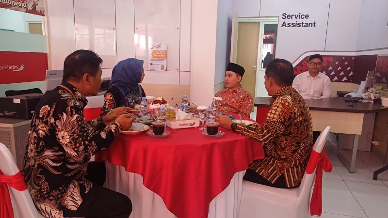 DUDUK BARENG: Bupati Mojokerto Muhammad Albarra bersama Sugiastuti Pemimpin Bank Jatim Cabang Mojokerto, Mugni Nurachman SEVP Legal dan Human Capital Bank Jatim menikmati santap siang.