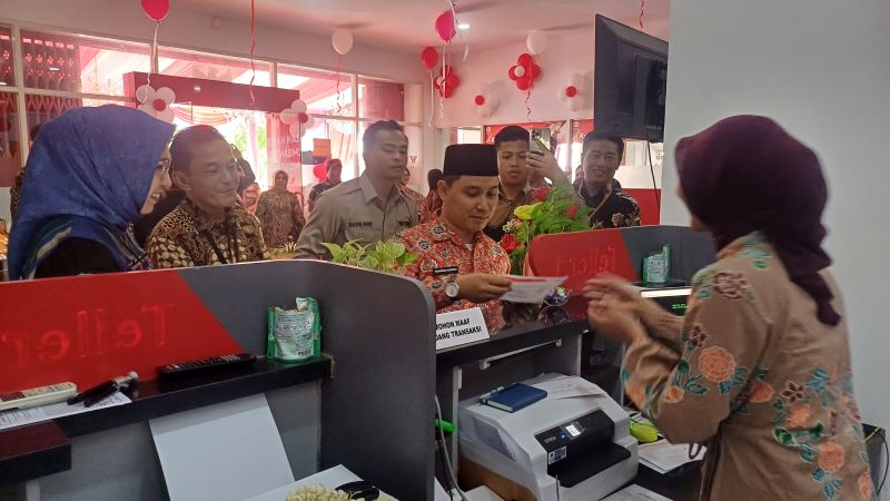 PELAYANAN: Bupati Mojokerto Muhammad Albarraa sedang mencoba layanan di Cabang Pembantu Jetis.
