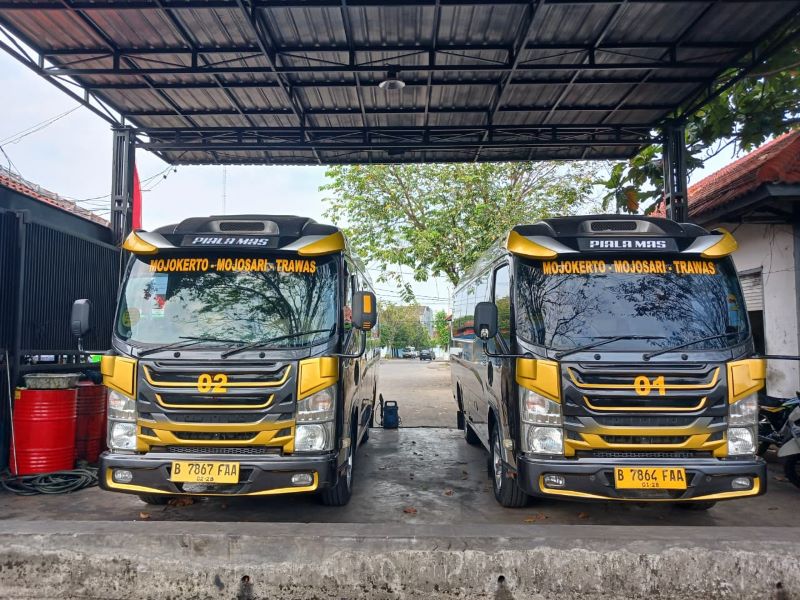 SEGERA MENGASPAL: Armada feeder rute Mojokerto-Mojosari-Trawas terpakir di Terminal Kertajaya, Kota Mojokerto, kemarin (14/8).