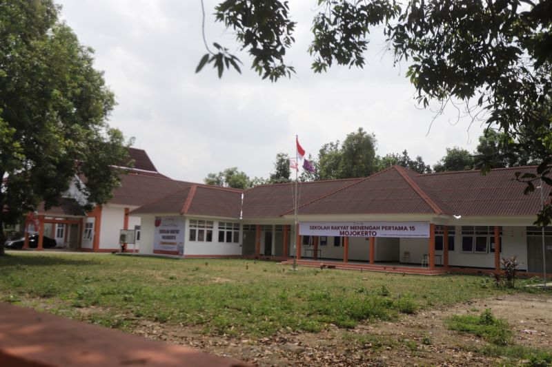 TAMBAH KURSI: Suasana Gedung sementara Sekolah Rakyat Menengah Pertama (SRMP) 15 Kabupaten Mojokerto di Balai Diklat BKPSDM, Jalan Raya Desa Kemantren, Kecamatan Gedeg.