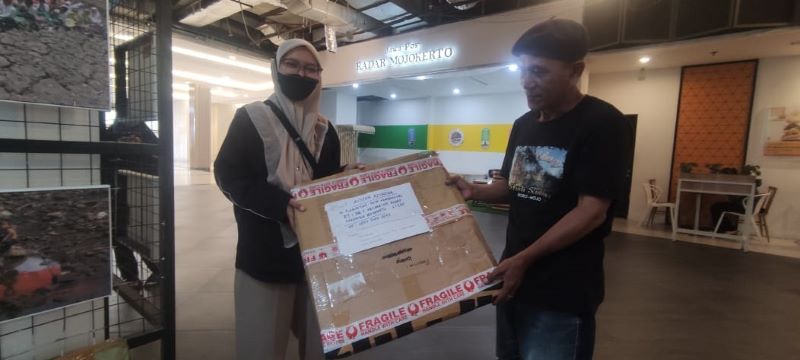 SEGERA DIBUKA: Panitia pameran menerima kiriman karya dari Aisyah Azkadina asal Kecamatan Ngoro di Darmo Corner, Sunrise Mall Kota Mojokerto, Kamis (14/8),