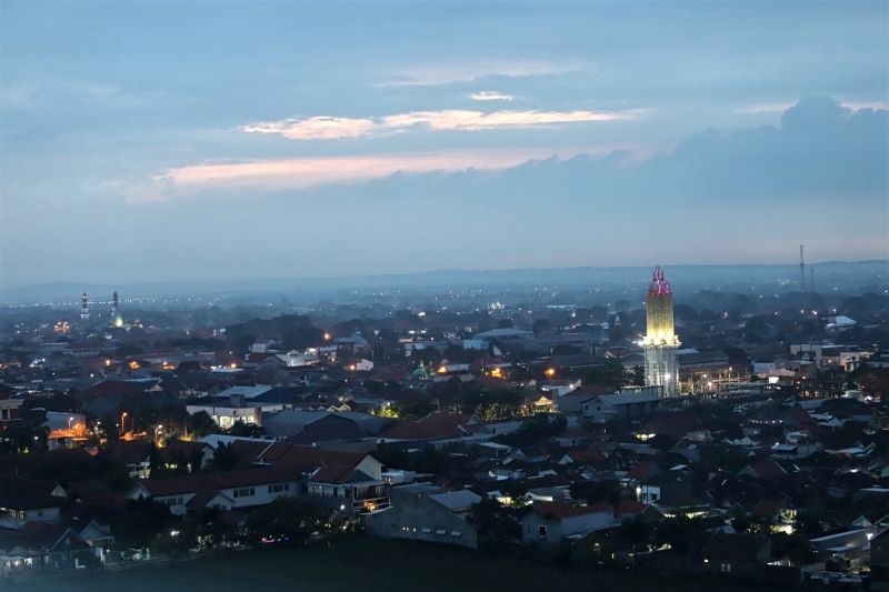 PAJAK MELONJAK: Pemandangan lanskap Kota Mojokerto ditandai kepadatan bangunan. Tahun lalu, Pemkot menaikkan tagihan PBB-P2 hingga 300 persen meski belakangan memberikan diskon pembayaran.