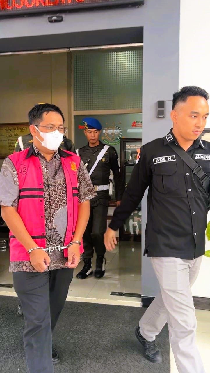 TAHAP PERSIDANGAN: Kejari Kabupaten Mojokerto menahan terdakwa Yuki Firmanto dalam kasus dugaan korupsi BLUD puskesmas, 8 Juli lalu.