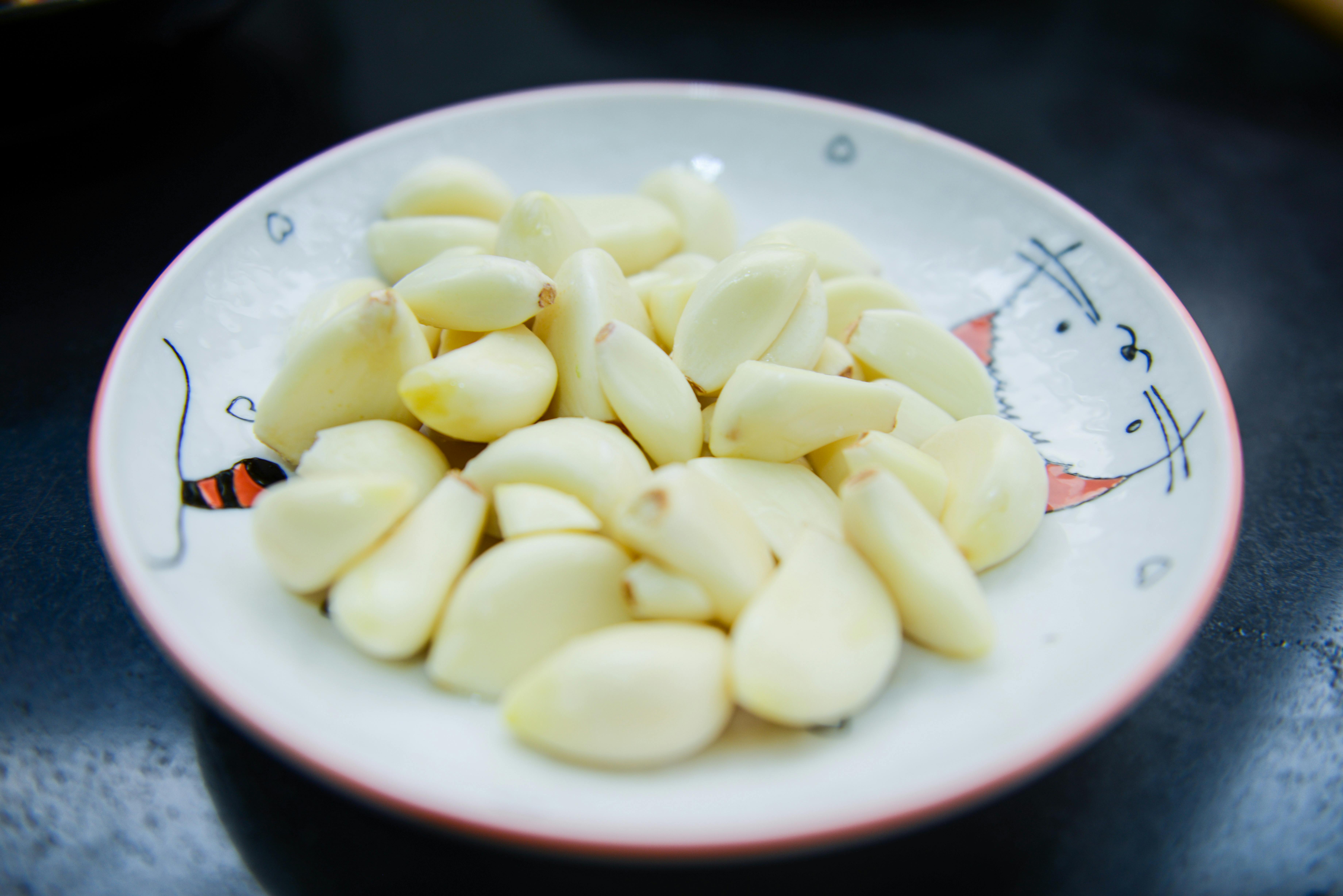Selain dijadikan sebagai bahan makanan, bawang putih juga dapat dijadikan sebagai obat tradisional maupun modern.