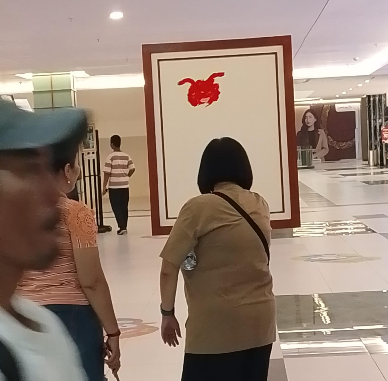 GORESAN MERAH: Pengunjung melihat bingkai berisi goresan berbentuk kepala banteng yang dipulas Ketua DPRD Kota Mojokerto Ery Purwanti saat membuka acara pada Jumat (16/8).