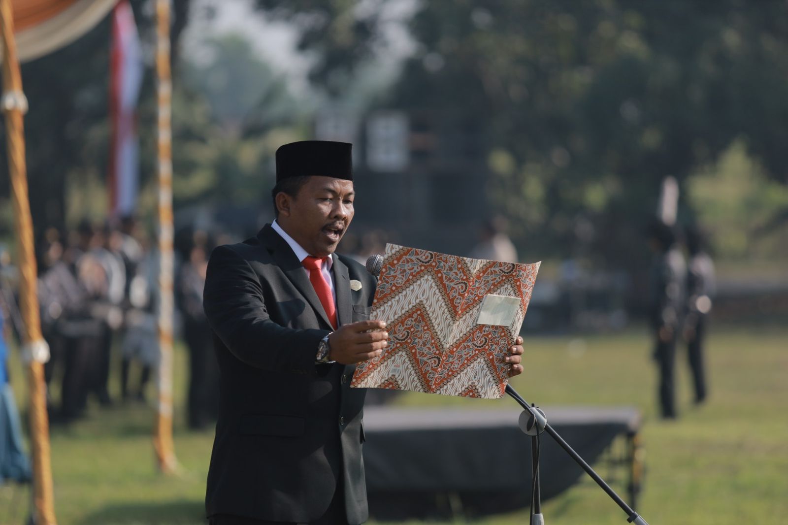 KHIDMAT: Anggota DPRD Kabupaten Mojokerto dari Fraksi PKB M. Agus Fauzan bacakan Teks Proklamasi pada Upacara HUT RI ke-80, Minggu (17/8).