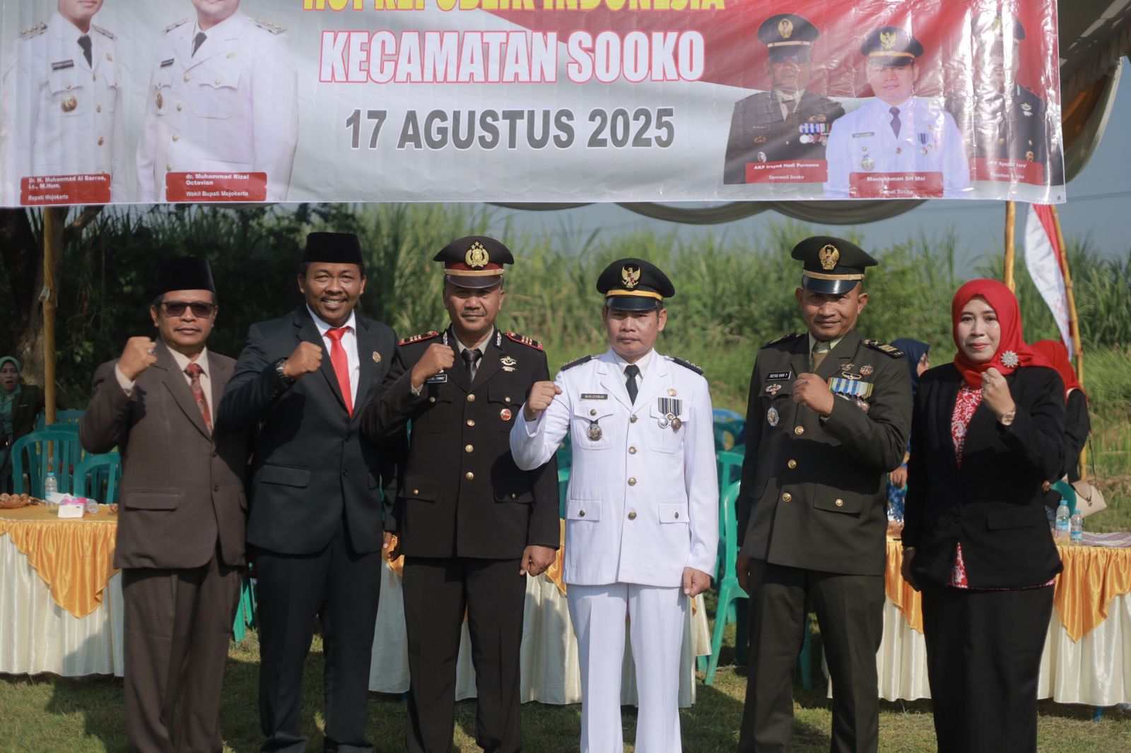 KOMPAK: Anggota DPRD Kabupaten Mojokerto M. Agus Fauzan bersama Forkopimca Sooko dan perangkat desa, serta masyarakat gelar upacara HUT RI ke 80, Minggu (17/8).&nbsp;