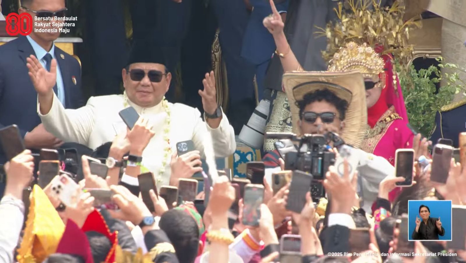 Presiden Prabowo Subianto ikut berjoget saat Tabola Bale dinyanyikan