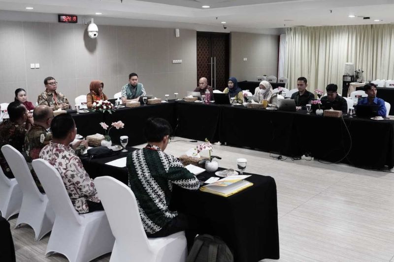 PENUHI UNDANGAN: Wali Kota Mojokerto Ika Puspitasari berserta wawali dan pimpinan DPRD saat menghadiri undangan KPK dalam rangka rapat koordinasi dan evaluasi terkait tata kelola pemerintahan daerah.