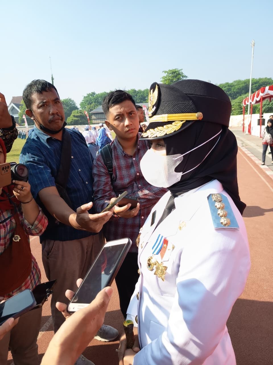 BERI KETERANGAN: Wali Kota Mojokerto Ika Puspitasari saat menyampaikan keterangan pers usai pengibaran bendera merah putih memperingati HUT ke-80 RI di Gelora A. Yani, Minggu (17/8).
